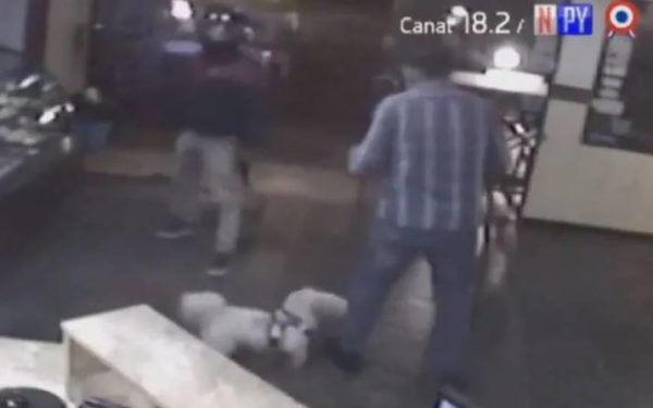 Video Motochorros Simulan Ser Clientes Y Asaltan Un Restaurante En