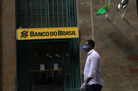 Bolsonaro dijo que el brasileño “no se contagia” de coronavirus porque “bucea en alcantarillas y no le pasa nada” Bolsonaro dijo que el brasileño no se contagia