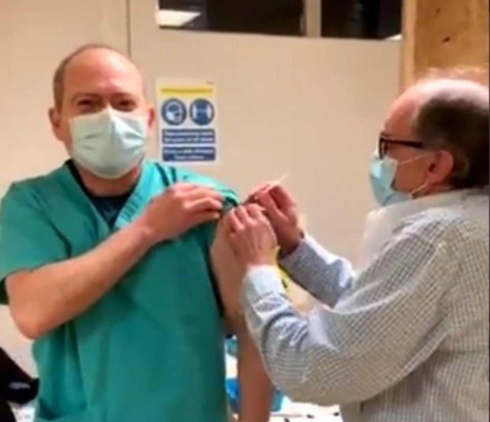 Dr. paraguayo recibe la vacuna contra el COVID-19