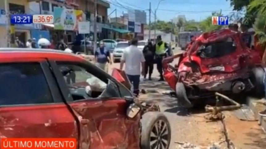 Camión con 32 mil kilos atropella a 8 vehículos en Asunción
