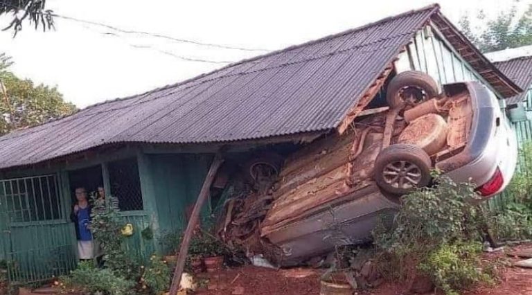 Automóvil voló y se fue a parar por la casa de una abuelita