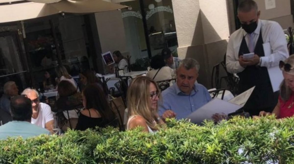 Juan Ernesto Villamayor en lujoso restaurante en Miami