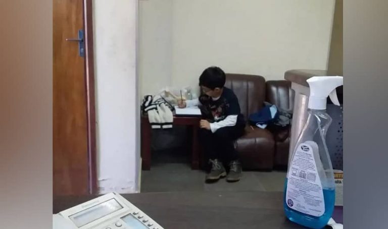 Niño acompaña a su mamá al trabajo para hacer sus tareas