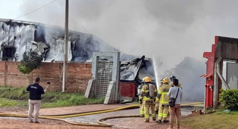 Reportan incendio de gran magnitud en fábrica textil de CDE foto dolly galeano