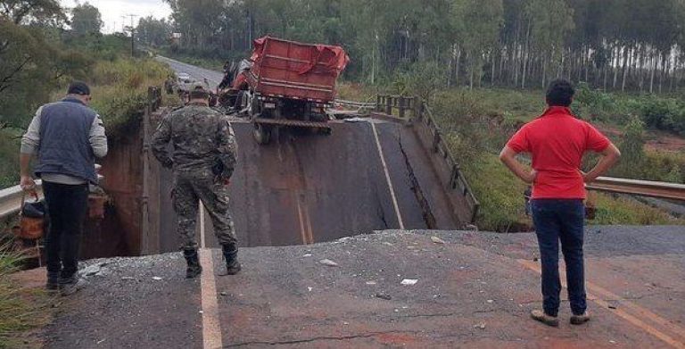 Otro puente que se cae y ya da miedo