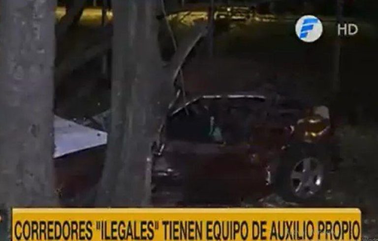 Auto modificado para carrera choca contra un árbol de la Autopista