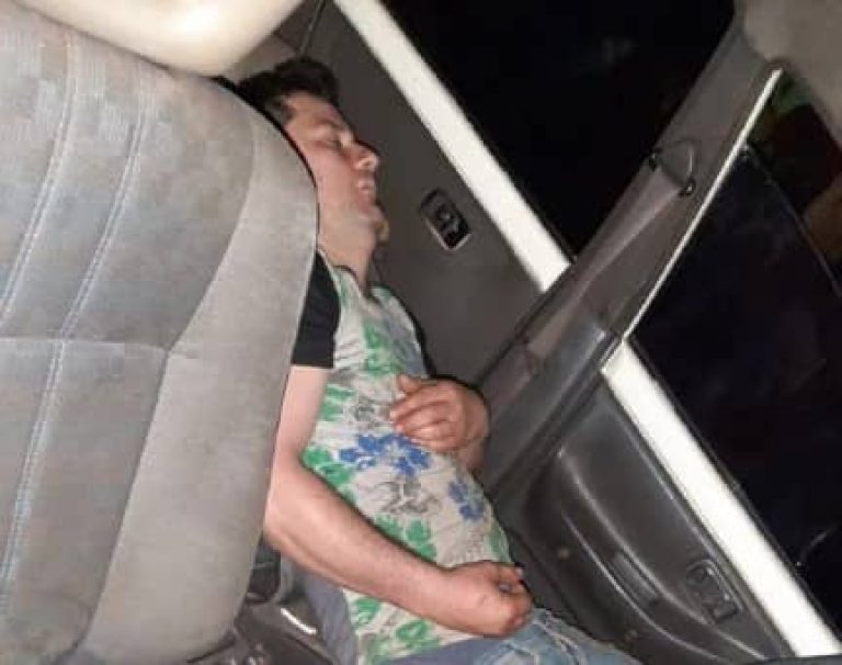 Hombre se queda dormido al volante y lleva por delante una casilla