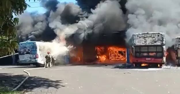 Bomberos controlan el incendio en la parada de la Línea 27 en Capiatá