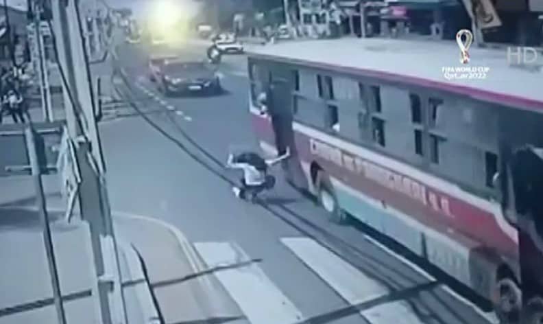 Cayó de un bus intentando perseguir a ladrón