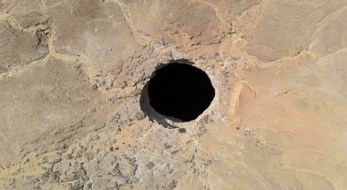Exploradores descienden por primera vez al pozo del infierno de Yemen