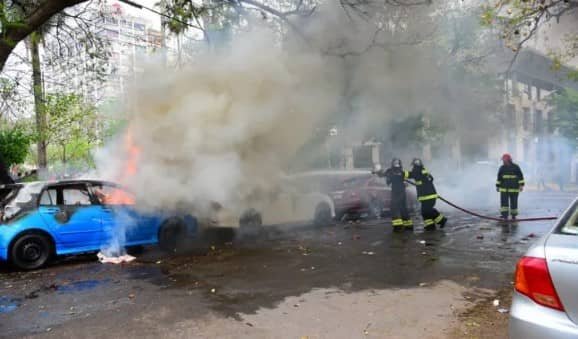 Movilización frente al Congreso provoca incidentes y la quema de tres vehículos