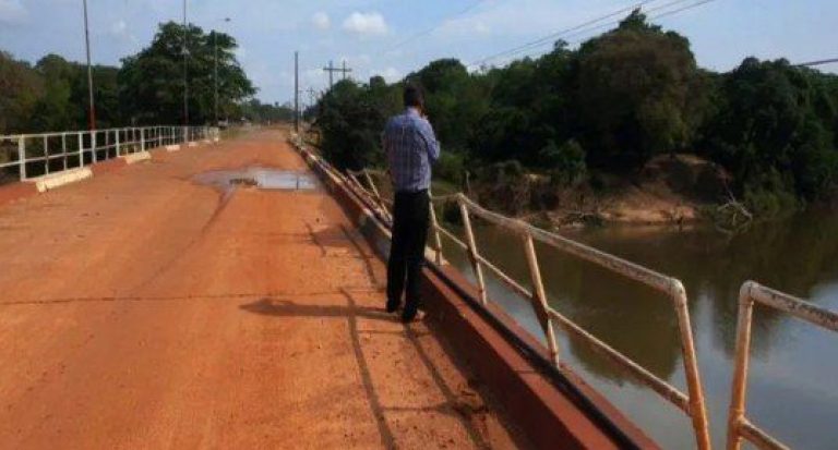 Hallan tres cuerpos sin vida en la cabecera de un puente