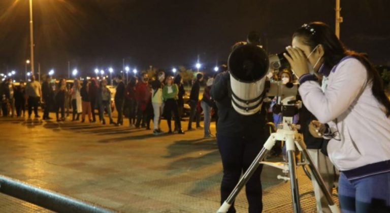 Eclipse lunar genera importante concurrencia en la Costanera de Asunción