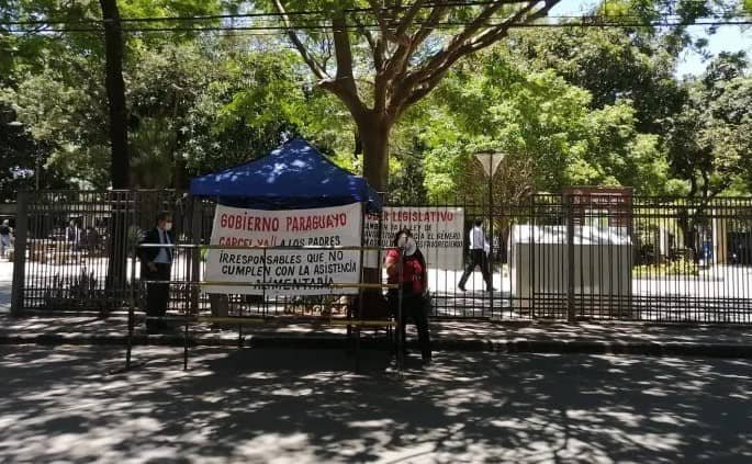 Mujer se encadena frente al Palacio de Justicia para exigir manutención de sus dos hijos