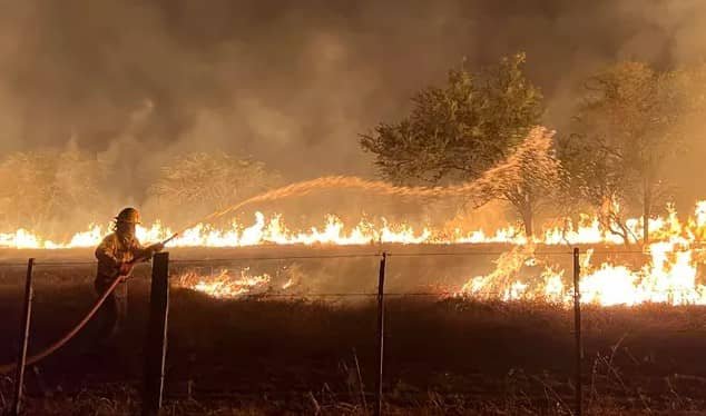 Pobladores agobiados pues incendio no da tregua en Falcón