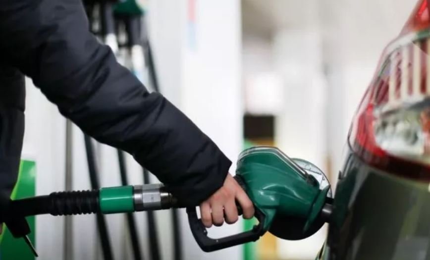 Ejecutivo reduce impuesto para frenar la suba de combustibles