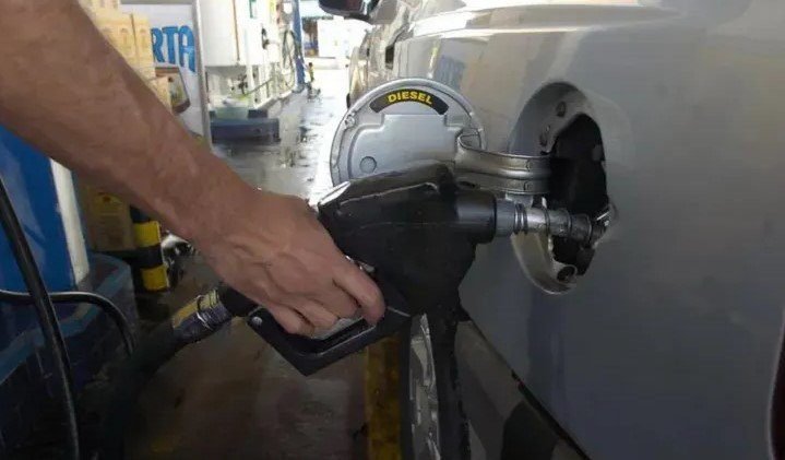 MIC estima otra suba de G. 500 en el precio de los combustibles