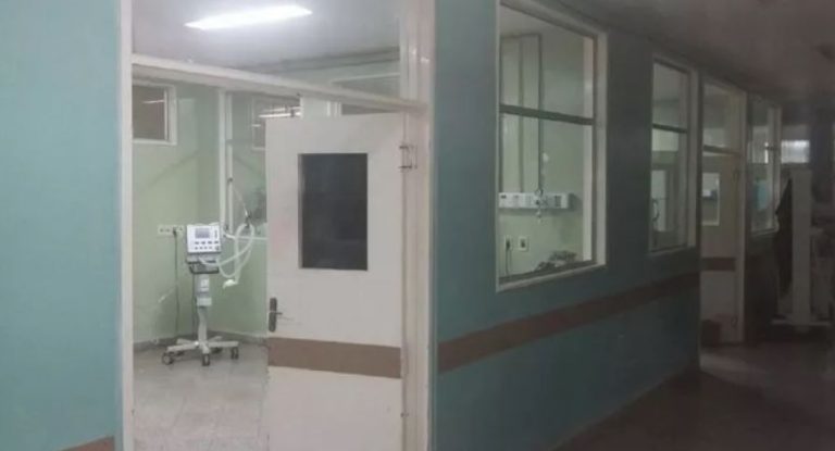 Personas con armas van a hospital para supuestamente matar hombre