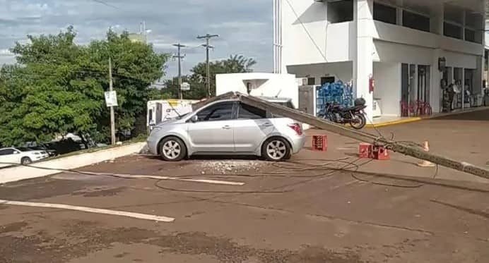 Borracho derribó poste sobre su auto