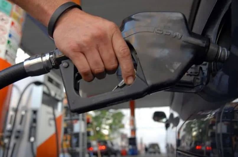 Emblemas privados deciden bajar precios de sus combustibles