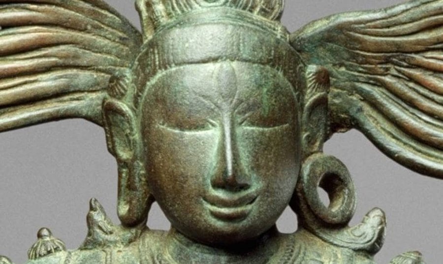 La expresión tranquila de Shiva con el pelo largo ondeando (detalle), Shiva como Señor de la Danza, c. Siglo XI, aleación de cobre, período Chola, 68,3 x 56,5 cm (Museo Metropolitano de Arte)