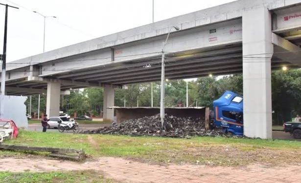 Camión vuelca en inmediaciones del Botánico en Asunción