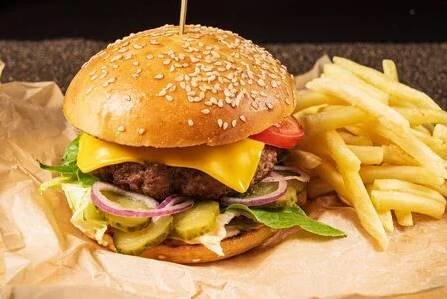 Precios de lomitos, hamburguesas y panchos suben hasta G. 2.000