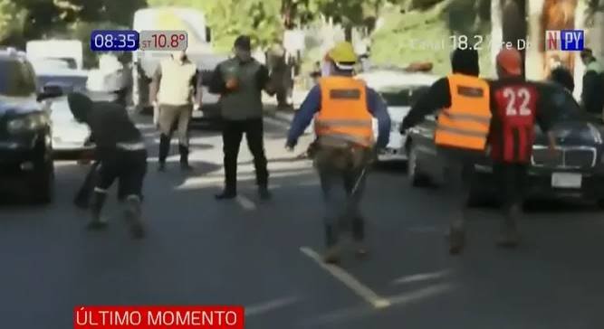Batalla campal entre agentes de la PMT y obreros en Asunción