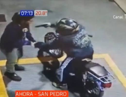 Playera se enfrentó a motochorro que intentó amenazarla con un arma de juguete