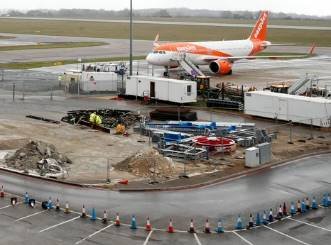 Cerraron aeropuerto porque se derrite pista de aterrizaje en Reino Unido