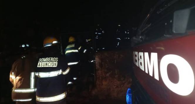 Bomberos controlan dos incendios en zona de Chacarita