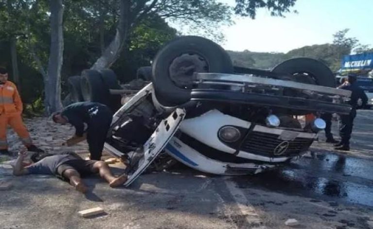 Camión de gran porte volcó en Ypacaraí