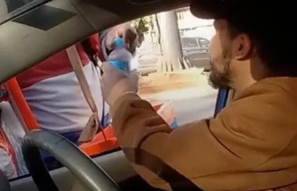 Joven regala plata a vendedores solidarios