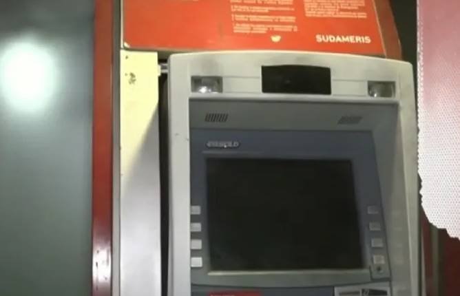 Un hombre vació un cajero automático sin activar el sistema de seguridad