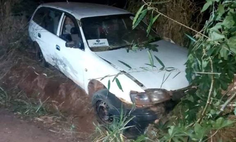 Aterrizó contra una columna con su auto repleto de macoña