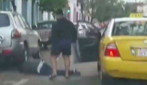 Automovilista golpea a un taxista tras una discusión en la vía pública