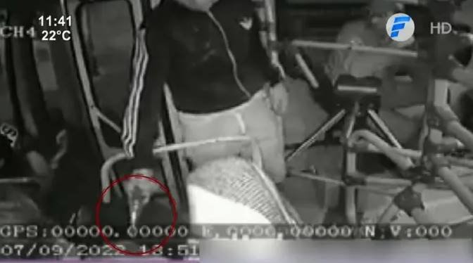 Delincuente armado roba a pasajeros de la Línea 23