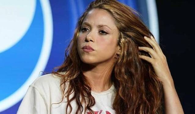 Exempleada de Shakira que nadie le mire a los ojos