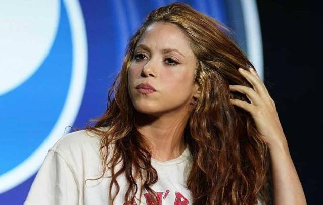 Exempleada de Shakira que nadie le mire a los ojos