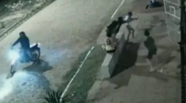 Motochorros asaltaron a niños que jugaban frente a su casa en Luque