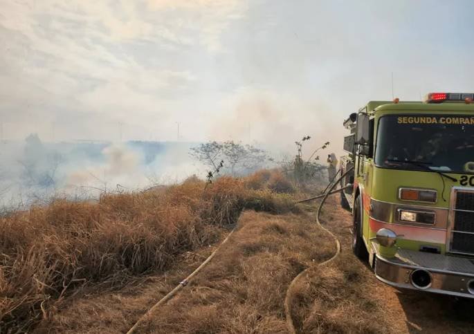 Reportan quema de pastizal en la Costanera Norte