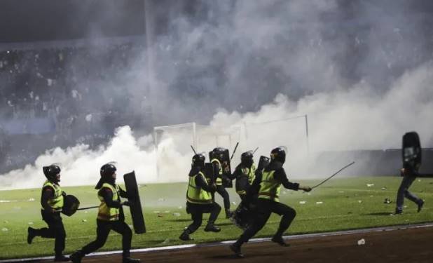 Al menos 174 muertos por estampida en un partido de fútbol en Indonesia