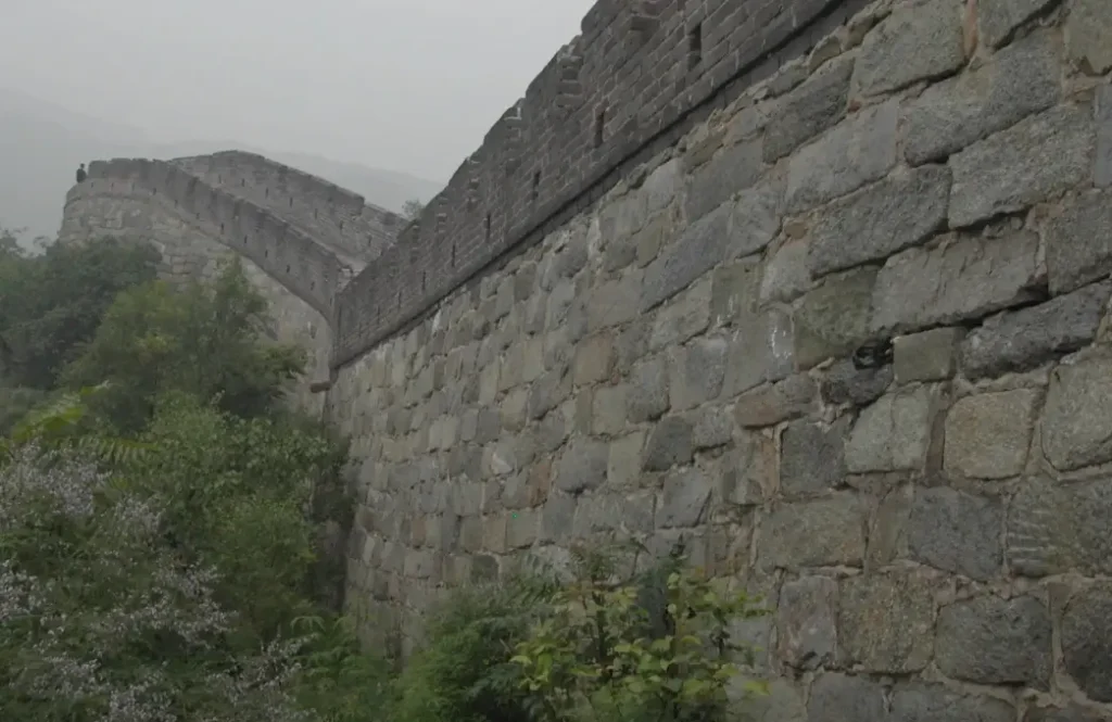 Estructura de la pared de la Gran Muralla China con muros de piedra