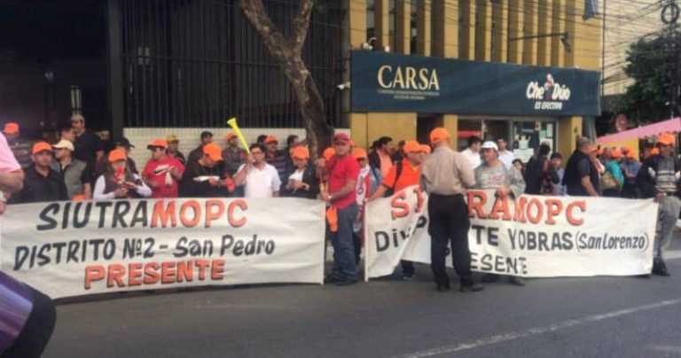 Funcionarios se manifiestan frente al MOPC en reclamo a reajuste salarial y seguro médico