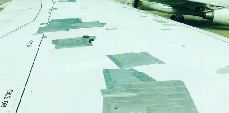 Se viraliza la foto del ala de un avión recubierta con cinta adhesiva