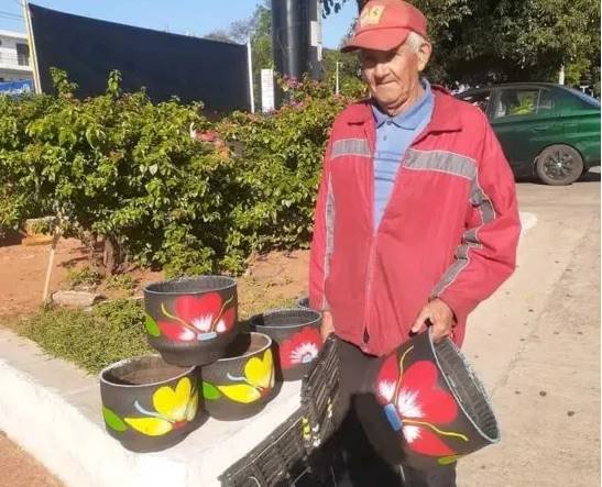 Abuelito vende planteras para operarse ya que se está quedando ciego