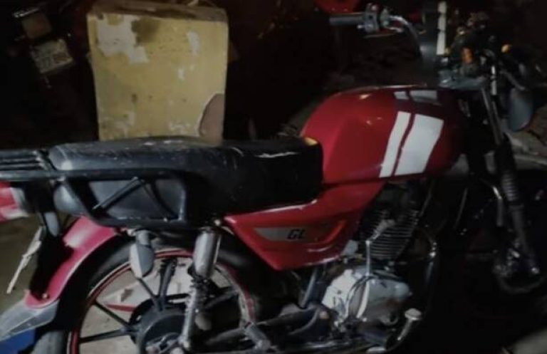 Motochorro es detenido por vecinos tras asaltar a una mujer