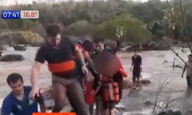 Niño y su tío quedaron atrapados en el río Acaray
