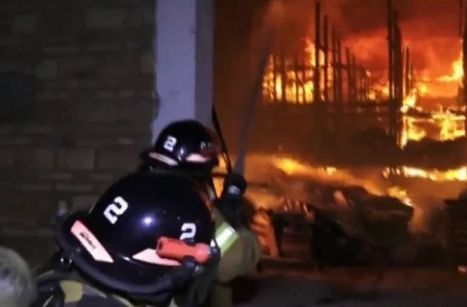 Incendio consume un depósito del Senave en Asunción