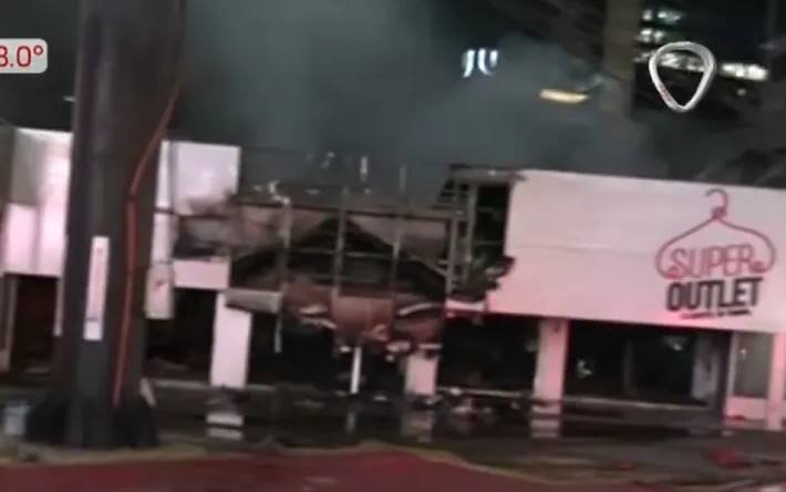 Incendio de gran magnitud afecta a una tienda de ropas en Asunción